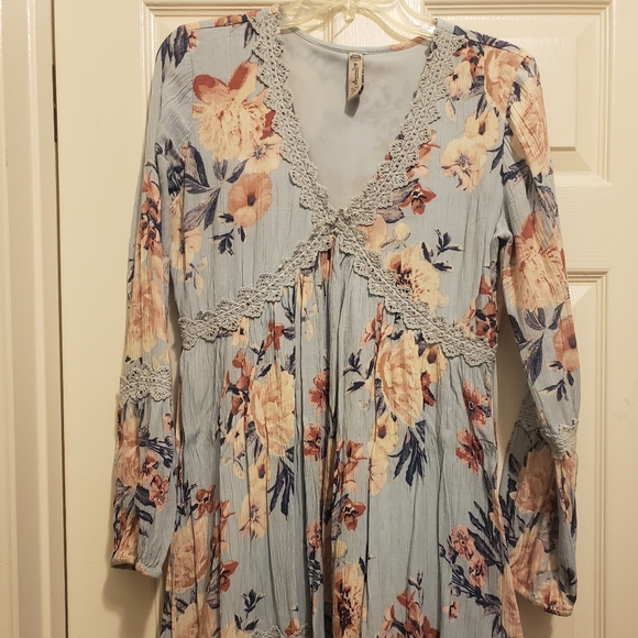 Boho long sleeve mini dress with crochet detail - Picture 2 of 4